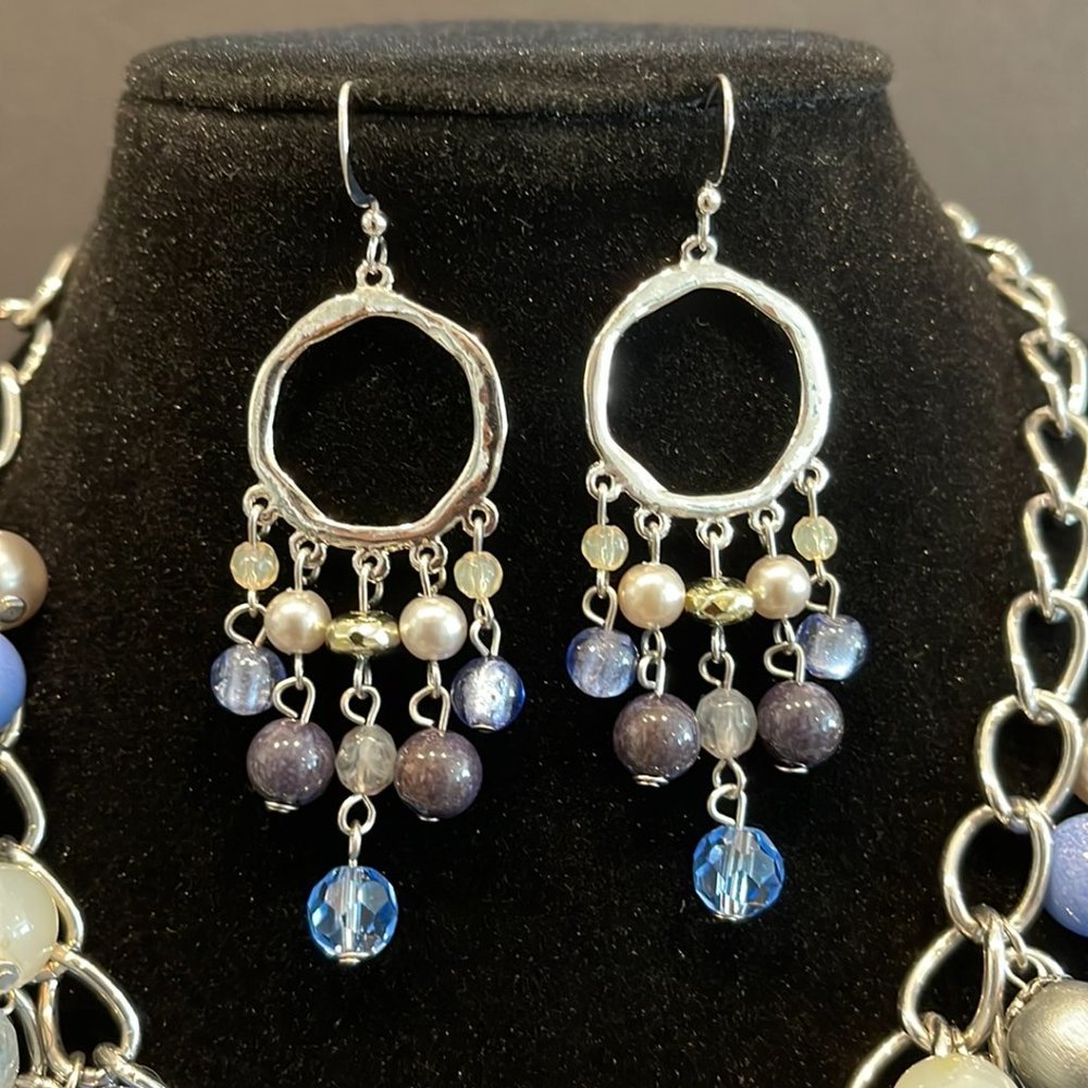 Multcolored Pearl Plastron Necklace & Earrings - Picture 6 of 7